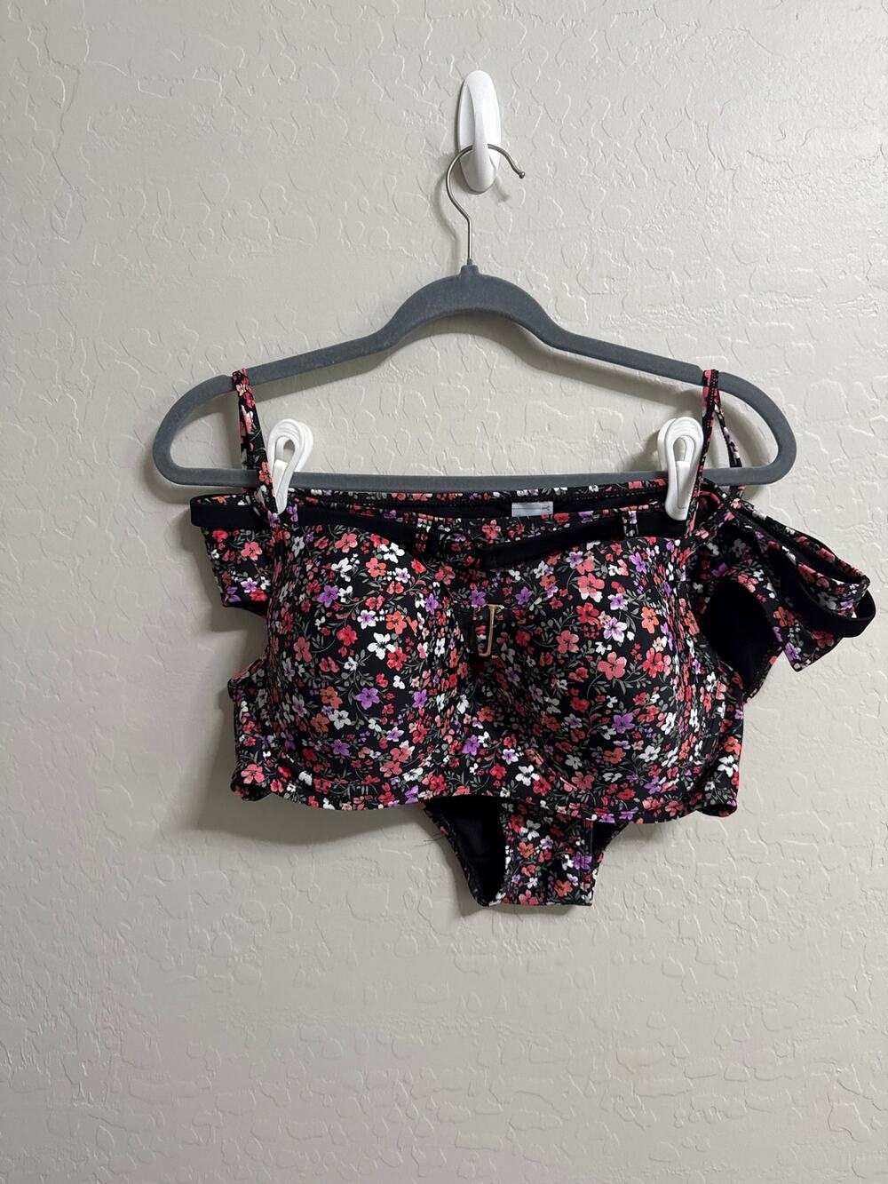Two piece swimsuit like new size XL
Label states size 16-18.